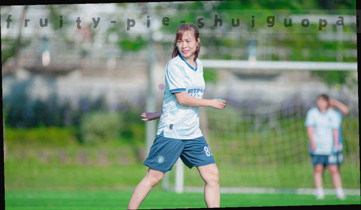 手机、平板与大屏依次排列在奶油色台面上，四十五度斜拍